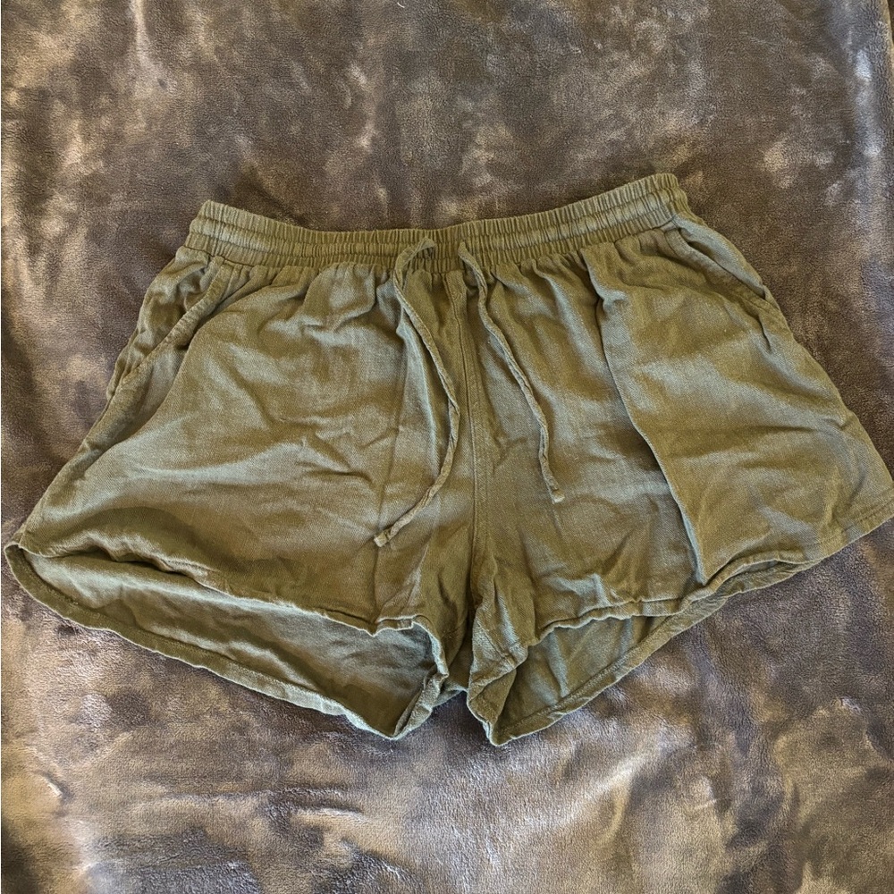 Medium Universal Thread green shorts